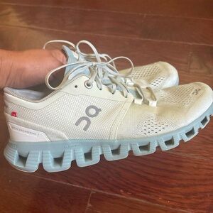 Women's ON cloud tennis shoes, gray size 7.5